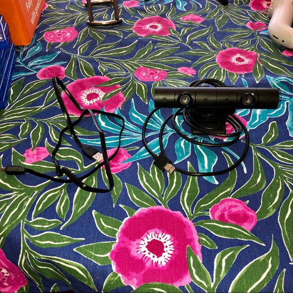 PS4 VR w/ games & VR gun included - Picture 7 of 12